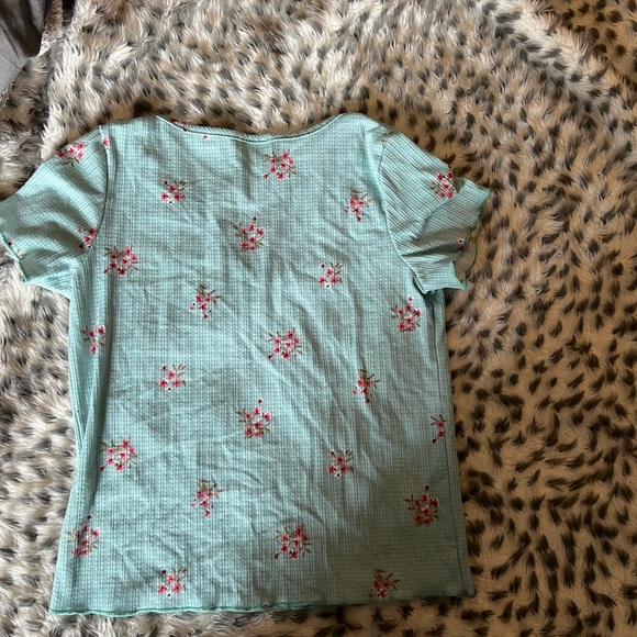 Cute Spring Floral Top - Picture 3 of 3